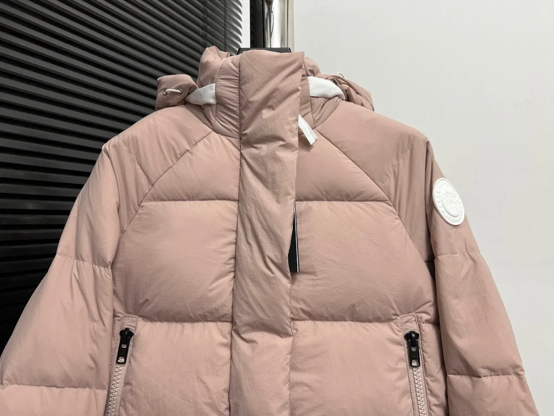 P780 【𝗖𝗔𝗡𝗔𝗗𝗔 𝗚𝗢𝗢𝗦𝗘】Capsule Series Macaron White Label Fabric: Made of soft EnduraLuxe fabric imported from DuPont, CORDURA, USA, which enhances the durability of easy-to-wear parts, is lightweight and durable; the liner is made of 400T anti-velvet gallbladder, which is comfortable, soft and non-velvet. : Equipped with a detachable hood, which can be adjusted in two directions, and is also filled with down, which brings greater softness and wrapping around the head and neck, and is full of warmth. This parka features white trim on the back and sides, and the hardware locks are all original and custom-made to match the muted fabric color. Goose label: The official website’s new series of silicone material labels, non-embroidery labels. Length: Fit hip-length. Size: XS-L